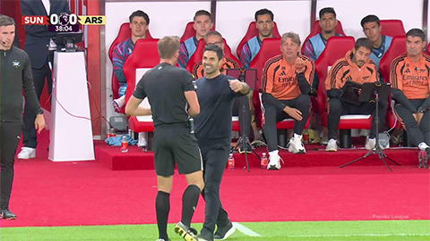  Arteta gây sốt với màn 'ôm hụt' trọng tài ở chiến thắng của Arsenal