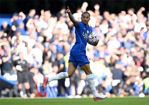 Dù Pedro giúp The Blues dẫn bàn từ rất sớm, nhưng họ vẫn mất điểm trên sân nhà