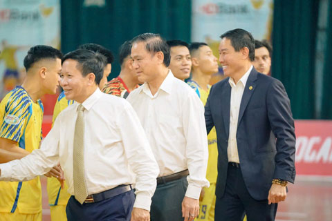 Ban tổ chức, lãnh đạo LĐBĐ Việt Nam xuống sân động viên và tặng hoa cho các đội bóng mùa giải 2026. Ảnh - Nguyễn Khanh