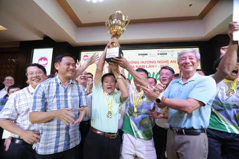 Phó Chủ tịch VFF Trần Anh Tú (ngoài cùng, bên trái) trao cúp vô địch cho Thanh Chương