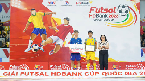 Đa Hải (bên phải) giành danh hiệu Vua phá lưới cùng Moreira của Sahako. Ảnh - Nguyễn Khanh