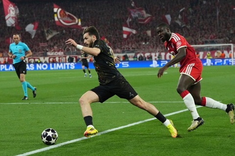 Kvara vượt qua Upamecano trong trận bán kết lượt về Champions League 2025/26 giữa PSG và Bayern (1-1)