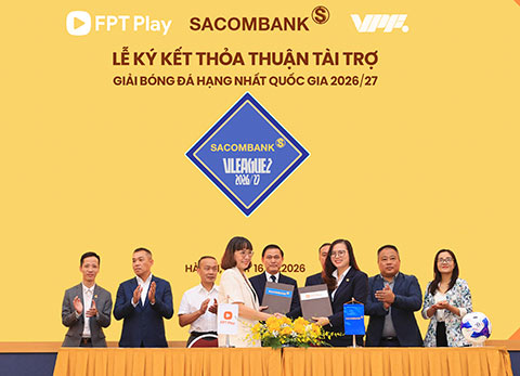 Đại diện SACOMBANK - Bà Nguyễn Thị Kiều Anh (Phó TGĐ) và Đại diện FPT Play - Bà Tô Nam Phương (Phó TGĐ) thực hiện nghi thức ký kết T trợ Giải bóng đá Hạng nhất Quốc gia