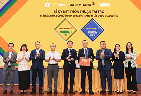 Đại diện SACOMBANK - Ông Nguyễn Xuân Vũ (Thành viên HĐQT) nhận chứng nhận Nhà T trợ chính cho hai giải đấu bóng đá chuyên nghiệp cấp quốc gia