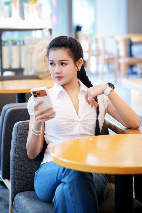 Vẻ duyên dáng của cô giáo dạy bơi hot girl