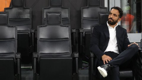  Milan thua Benfica, Amorim thêm áp lực khi Conte xuất hiện trên khán đài