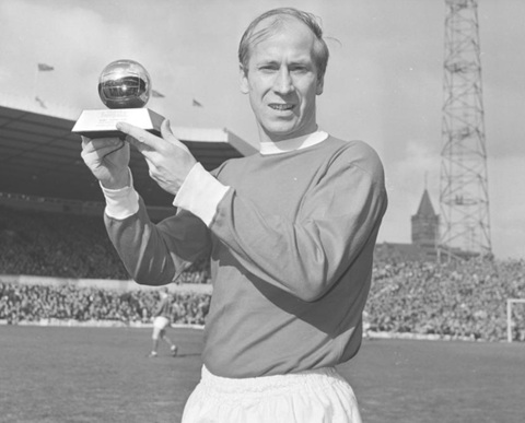 Bobby Charlton nhận Quả bóng vàng vào tháng 3 năm 1967.(Ảnh: L'Équipe)