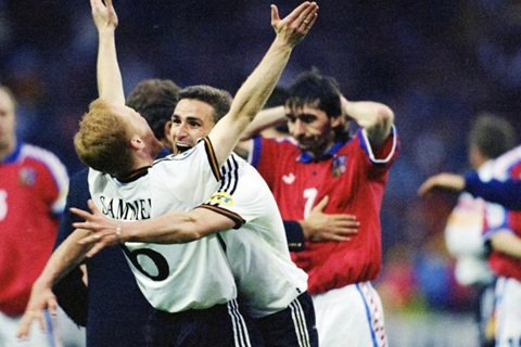Matthias Sammer trong vòng tay của Stefan Kuntz, ăn mừng chiến thắng của ĐT Đức trong trận chung kết Euro 1996 trước CH Séc (ảnh: L'Equipe)