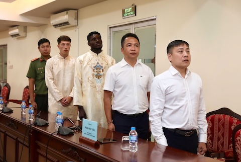 Hai cầu thủ ở nghi thức chào quốc kỳ Việt Nam. Ảnh: Duy Anh