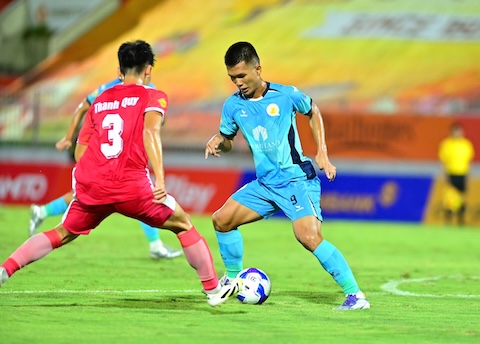 Quy Nhơn UTD (áo xanh) đã chơi lấn lướt trong hiệp 1. Ảnh: CTV