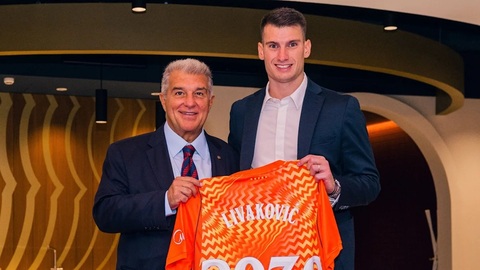 Livakovic đồng ý đến Barca chắc chắn không phải để làm thủ môn số 3. Ảnh: Yahoo Sports