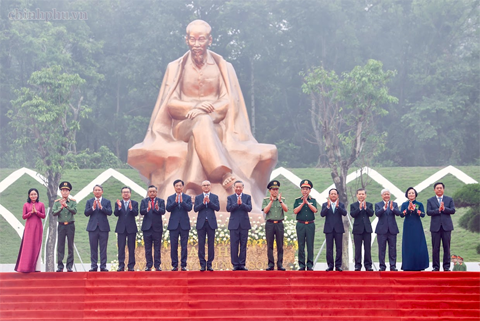 Tổng Bí thư, Chủ tịch nước Tô Lâm và các đại biểu tại Tượng đài "Bác Hồ với ngày hội non sông" - Ảnh: chinhphu.vn