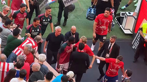 HLV thủ môn của Atletico và trợ lý của Mourinho cùng nhận thẻ đỏ