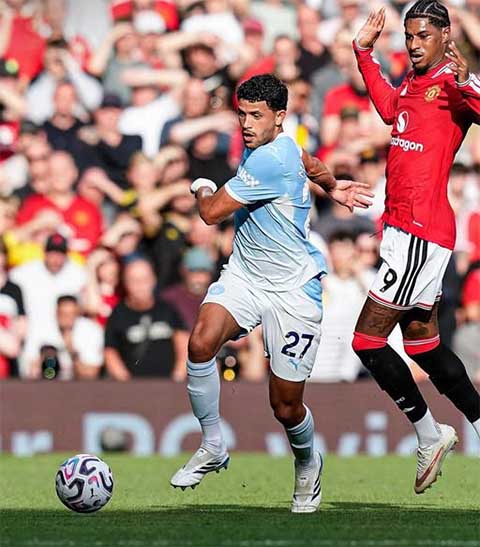 Nunes góp phần giúp Man City hạ gục MU trong thế thiếu người