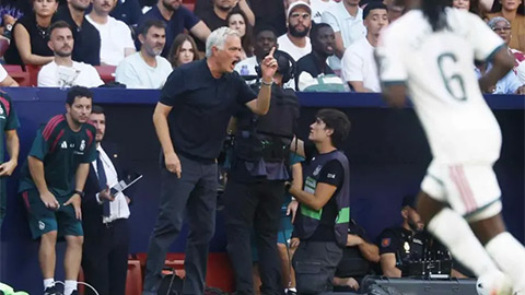 Simone Inzaghi celebrating with his Inter Milan players after beating Barcelona.