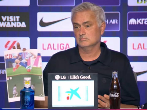 Mourinho giơ hình ảnh 2 pha phạm lỗi của cầu thủ Atletico ngay mở đầu cuộc họp báo