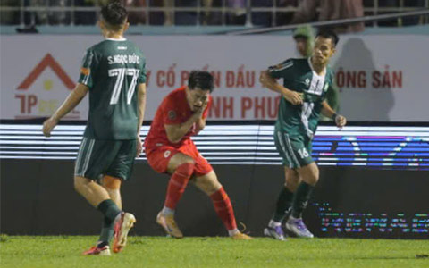 Tình huống Văn Sơn giật chỏ Đình Bắc bị nhận thẻ đỏ trong trận gặp CAHN