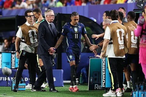 Raphinha từng nhiều lần về Barca cùng các chấn thương khi khoác áo ĐT Brazil. Ảnh: SI