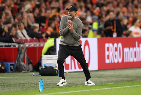Klopp "múa lửa" bên ngoài đường biên khi chỉ đạo các học trò