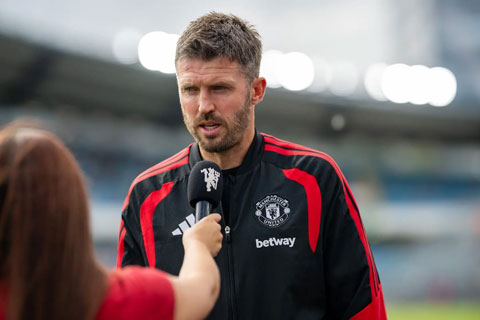 HLV Carrick có thể phải sử dụng hàng tiền vệ mới ở trận gặp Tottenham - Ảnh: manutd.com