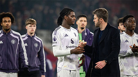 Simone Inzaghi celebrating with his Inter Milan players after beating Barcelona.