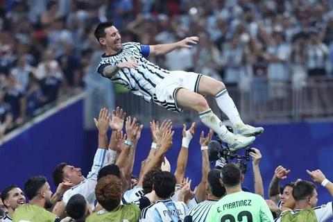 Messi thì đang chờ từng ngày để đá trận tri ân ở tuyển Argentina, trong vòng tay yêu thương và cảm phục của các đồng đội cũng như đông đảo người hâm mộ