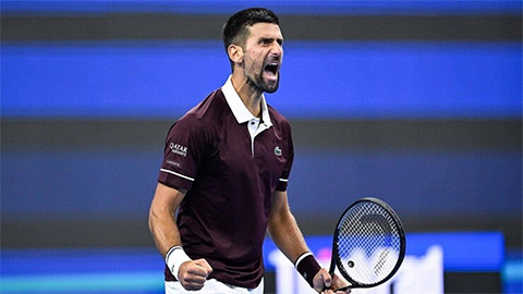 Nole xuất sắc ngược dòng vượt qua Zverev
