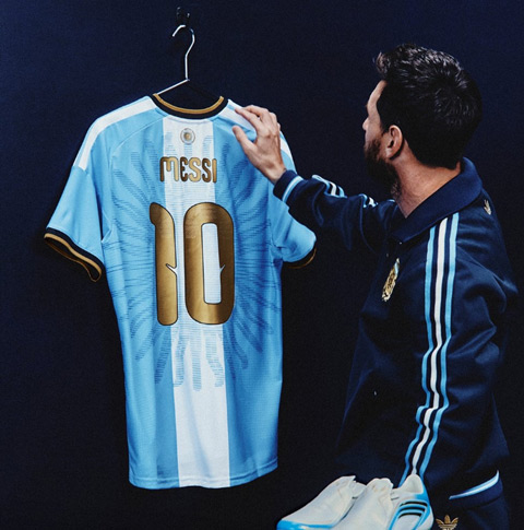 Trên số 10 có cặp sừng dê ám chỉ Messi là GOAT