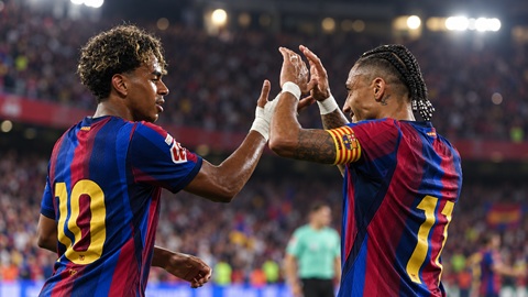 Vì sao các cầu thủ Barca quấn băng ở tay?