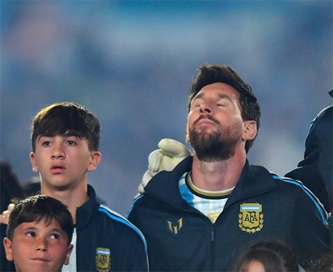 Messi và ba con trai sát cánh hát quốc ca Argentina trong trận đấu cuối cùng