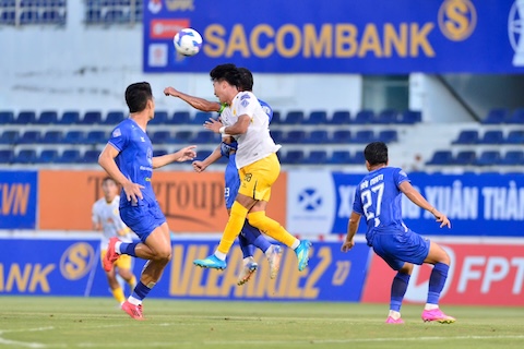 Pha không chiền của cầu thủ BM Sài Gòn (áo xanh) và Quy Nhơn UTD. Ảnh: Đức Cường