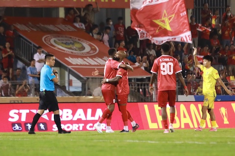 Niềm vui của Hà Tĩnh khi có bàn gỡ hoà 2-2. Ảnh: Minh Tuấn