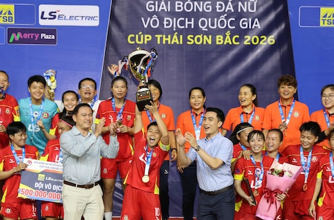 PCT VFF Trần Anh Tú trao cúp vô địch cho các cầu thủ TP.HCM I. Ảnh: Đông Huyền