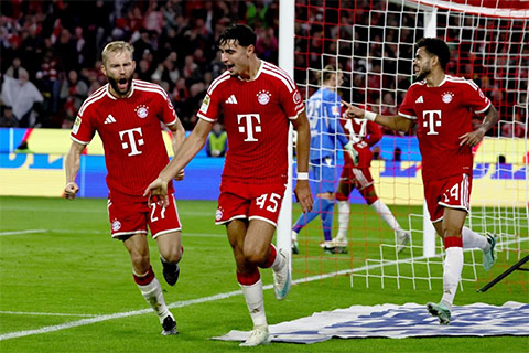 Bayern tạm thời vươn lên dẫn đầu BXH