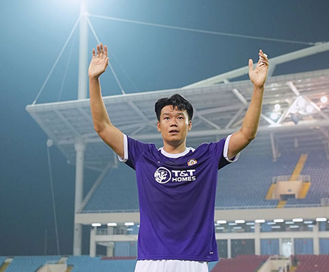Mỗi pha lên bóng của Đình Bắc đều bị Thành Chung bắt bài. Ảnh: Hà Nội FC