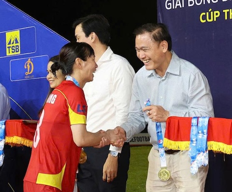 Ông Trần Anh Tú trao huy chương và chúc mừng cầu thủ Thuỳ Trang. Ảnh: Đông Huyền