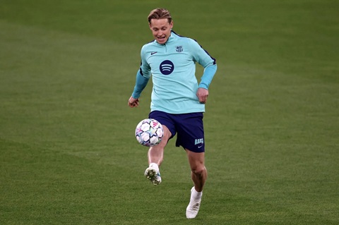 Tiền vệ Frenkie de Jong có thể phải về đá trung vệ bất đắc dĩ