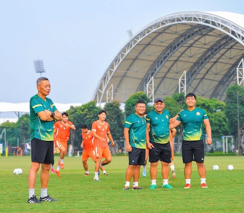 HLV Quang Huy chỉ đạo trên sân. Ảnh: FBNV 