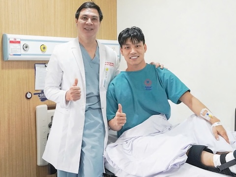 Văn Thanh cùng với bác sĩ ở đợt phẫu thuật đầu tiên. Ảnh: FBNV 