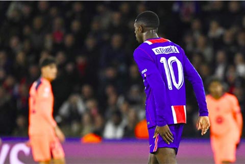 Dembele phải ra sân ngay đầu trận vì đau cơ đùi