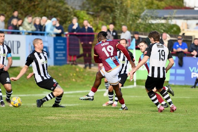  Nhận định Farnham Town vs Sutton United 18h30 ngày 11/10: Cơn mưa bàn thắng