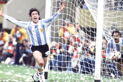 Hai đường kiếm của Mario Kempes