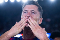 Lewandowski chia tay đẫm nước mắt trong ngày Barca lập kỷ lục