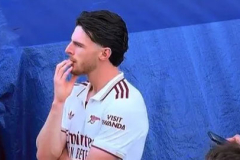Declan Rice buồn bã khi West Ham xuống hạng