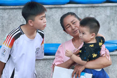 Lê Thị Anh Trúc: 16 tuổi gánh gia đình trên vai, mơ đổi đời nhờ bóng đá