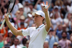 Jannik Sinner thoát hiểm sau cú trượt ngã ở trận mở màn Wimbledon