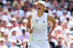 ĐKVĐ Iga Swiatek thắng chật vật ngày ra quân Wimbledon