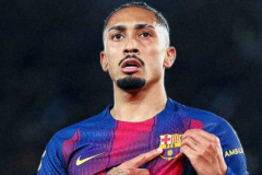 Barca muốn bán, Raphinha còn cơ hội ở lại?