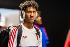 Thần đồng JJ Gabriel không được khoác áo Man United 