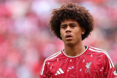 Vì sao Liverpool không thể sử dụng thần đồng cao 1m98 trong năm 2026?